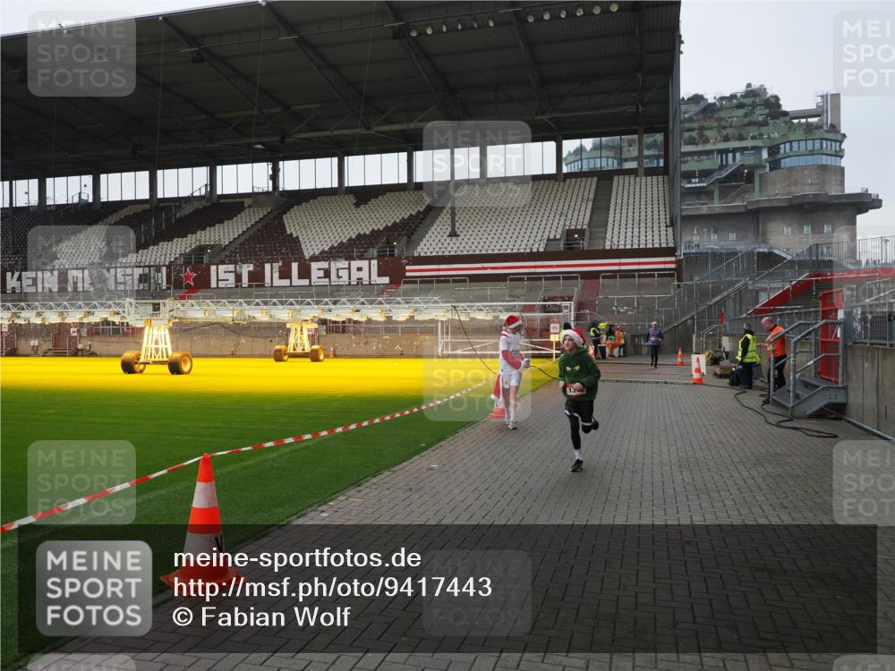 07.12.2025 - St. Pauli X-Mass-Run No. 15 Fabian Wolf http://msf.ph/oto/9417443 07.12.2025 11:18:08 Ziel 1325, 1348, 3221, 3327 meine-sportfotos.de