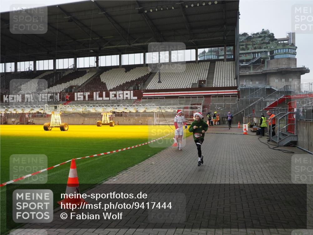 07.12.2025 - St. Pauli X-Mass-Run No. 15 Fabian Wolf http://msf.ph/oto/9417444 07.12.2025 11:18:09 Ziel 1325, 1348, 3201, 3221, 3327 meine-sportfotos.de