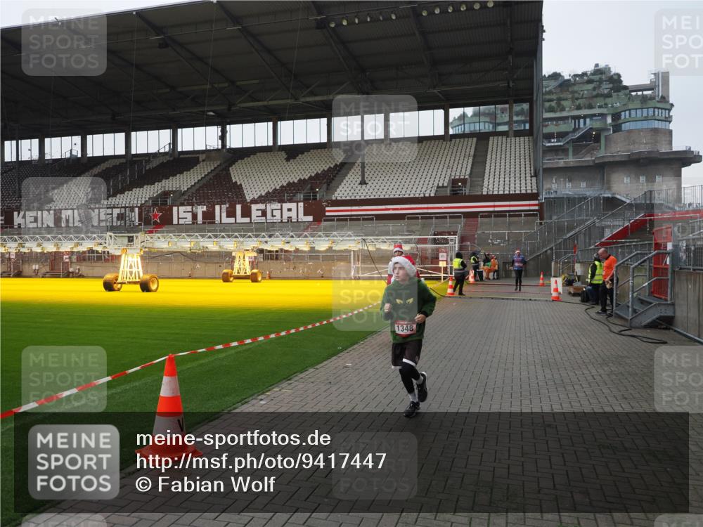 07.12.2025 - St. Pauli X-Mass-Run No. 15 Fabian Wolf http://msf.ph/oto/9417447 07.12.2025 11:18:09 Ziel 1325, 1348, 3201, 3221, 3327 meine-sportfotos.de