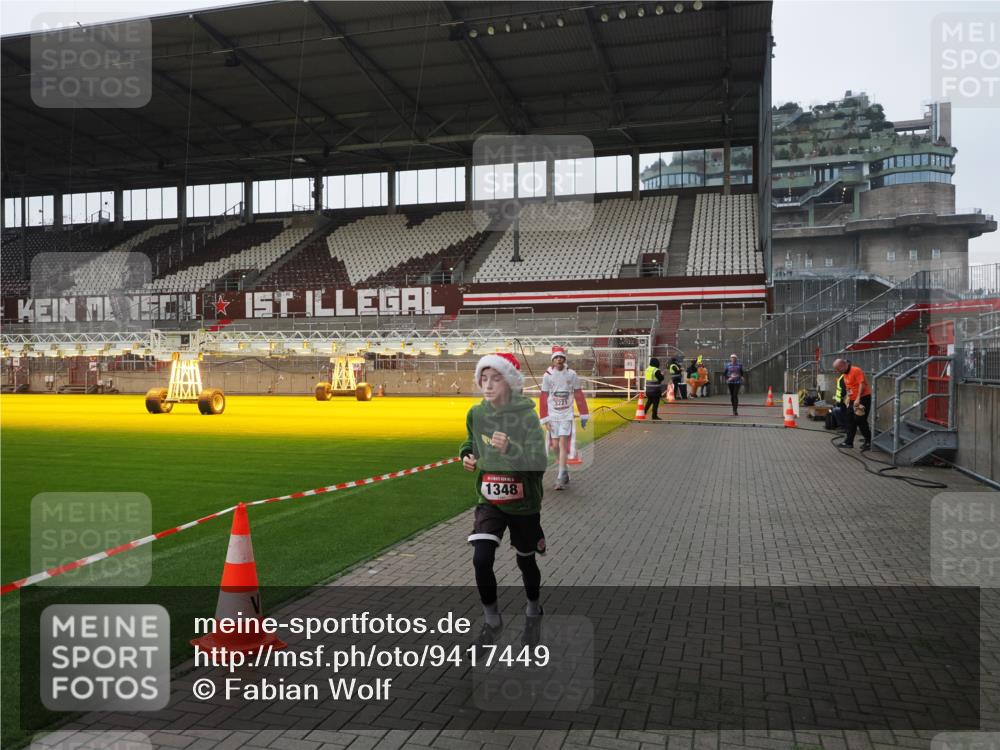 07.12.2025 - St. Pauli X-Mass-Run No. 15 Fabian Wolf http://msf.ph/oto/9417449 07.12.2025 11:18:10 Ziel 1325, 1348, 3201, 3221, 3327 meine-sportfotos.de