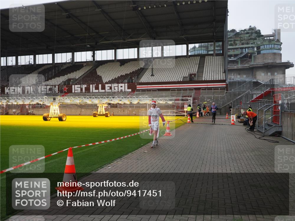 07.12.2025 - St. Pauli X-Mass-Run No. 15 Fabian Wolf http://msf.ph/oto/9417451 07.12.2025 11:18:11 Ziel 1325, 1348, 3201, 3221, 3327 meine-sportfotos.de
