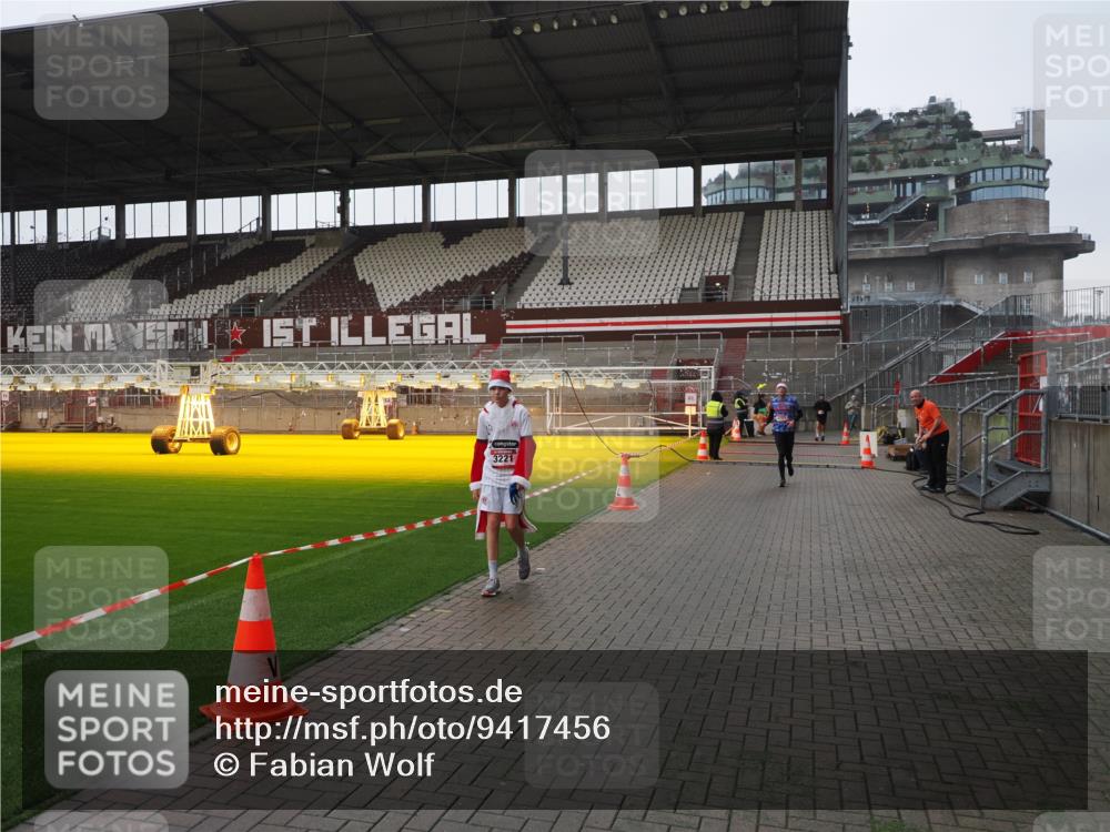 07.12.2025 - St. Pauli X-Mass-Run No. 15 Fabian Wolf http://msf.ph/oto/9417456 07.12.2025 11:18:12 Ziel 1325, 1348, 3201, 3221, 3327 meine-sportfotos.de
