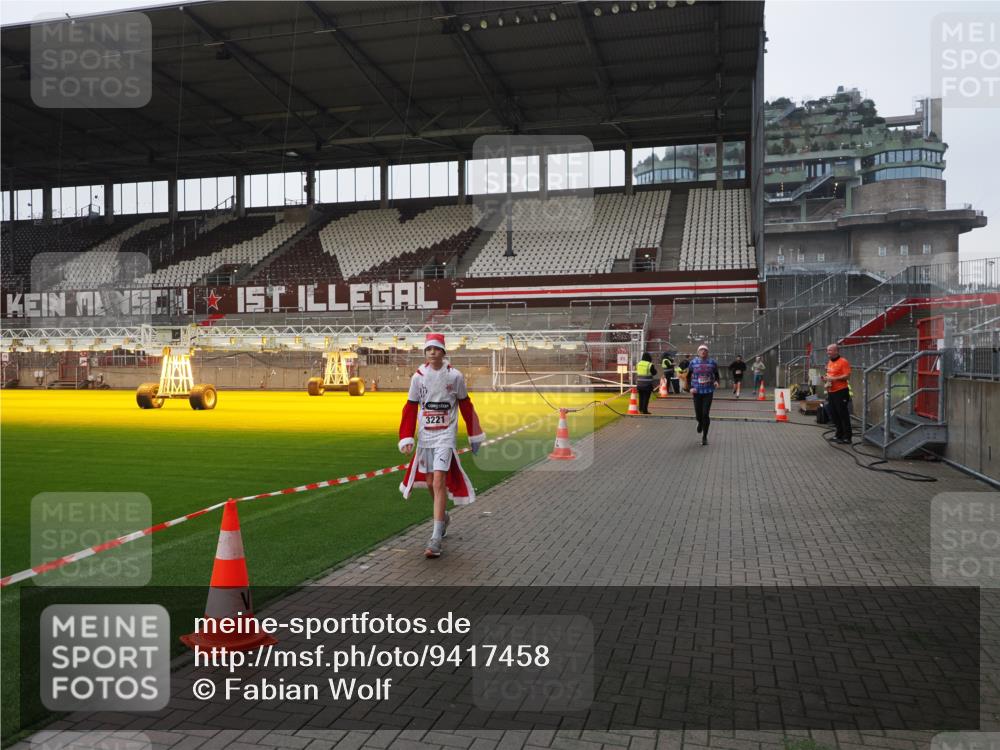 07.12.2025 - St. Pauli X-Mass-Run No. 15 Fabian Wolf http://msf.ph/oto/9417458 07.12.2025 11:18:13 Ziel 1325, 1348, 3201, 3221, 3327 meine-sportfotos.de