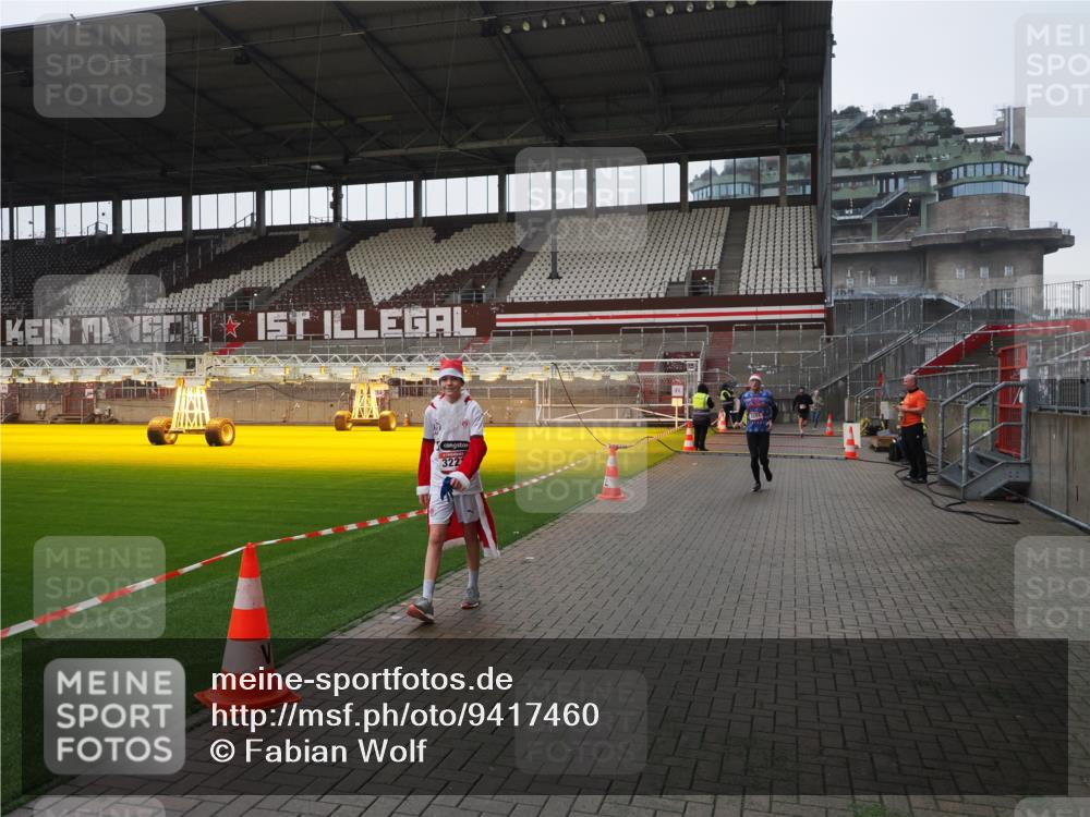 07.12.2025 - St. Pauli X-Mass-Run No. 15 Fabian Wolf http://msf.ph/oto/9417460 07.12.2025 11:18:13 Ziel 1325, 1348, 3201, 3221, 3327 meine-sportfotos.de