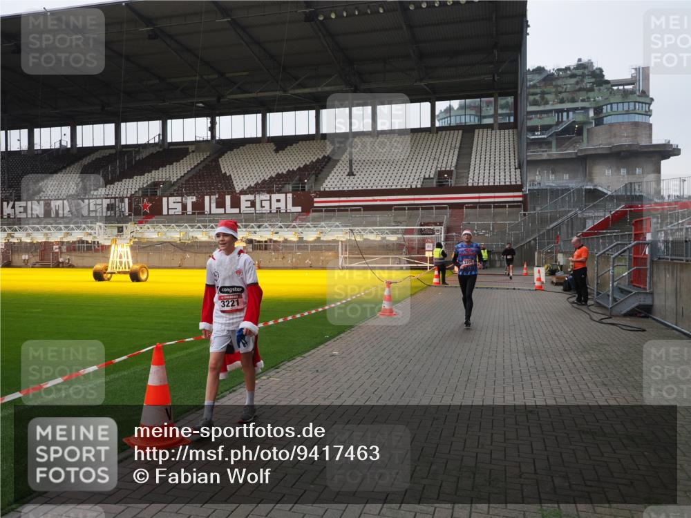 07.12.2025 - St. Pauli X-Mass-Run No. 15 Fabian Wolf http://msf.ph/oto/9417463 07.12.2025 11:18:14 Ziel 1325, 1348, 3201, 3221, 3327 meine-sportfotos.de
