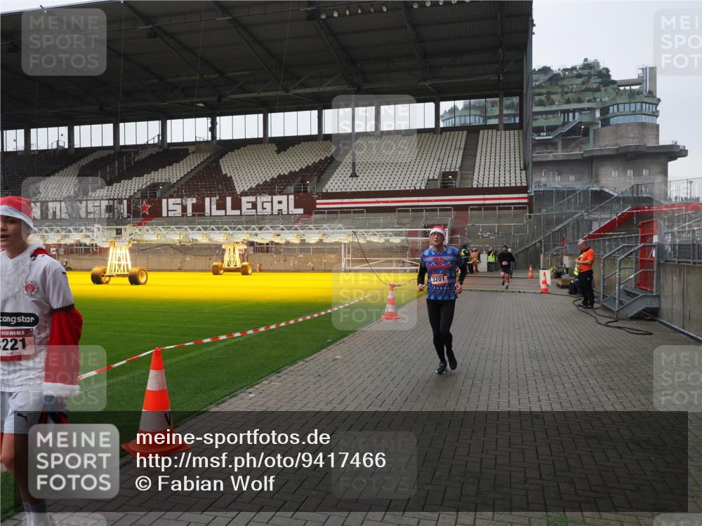 07.12.2025 - St. Pauli X-Mass-Run No. 15 Fabian Wolf http://msf.ph/oto/9417466 07.12.2025 11:18:15 Ziel 1325, 1348, 3201, 3221, 3304, 3327 meine-sportfotos.de