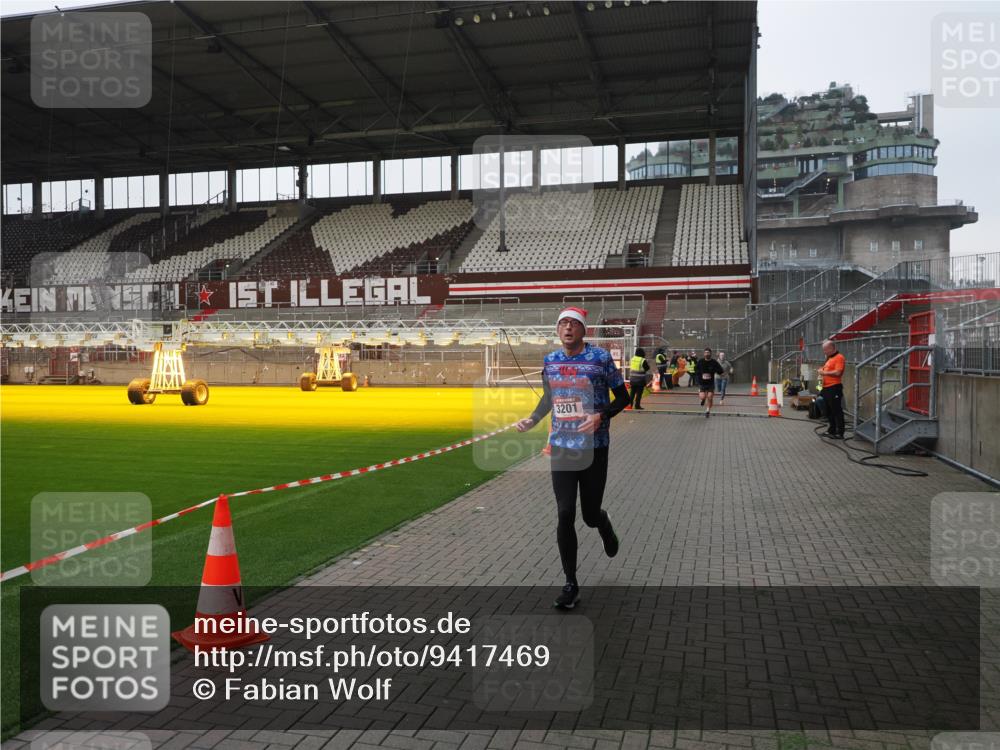 07.12.2025 - St. Pauli X-Mass-Run No. 15 Fabian Wolf http://msf.ph/oto/9417469 07.12.2025 11:18:16 Ziel 1325, 1348, 2045, 3201, 3221, 3304, 3327 meine-sportfotos.de