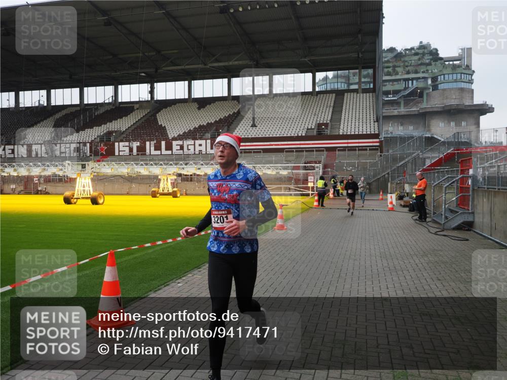 07.12.2025 - St. Pauli X-Mass-Run No. 15 Fabian Wolf http://msf.ph/oto/9417471 07.12.2025 11:18:16 Ziel 1325, 1348, 2045, 3201, 3221, 3304, 3327 meine-sportfotos.de