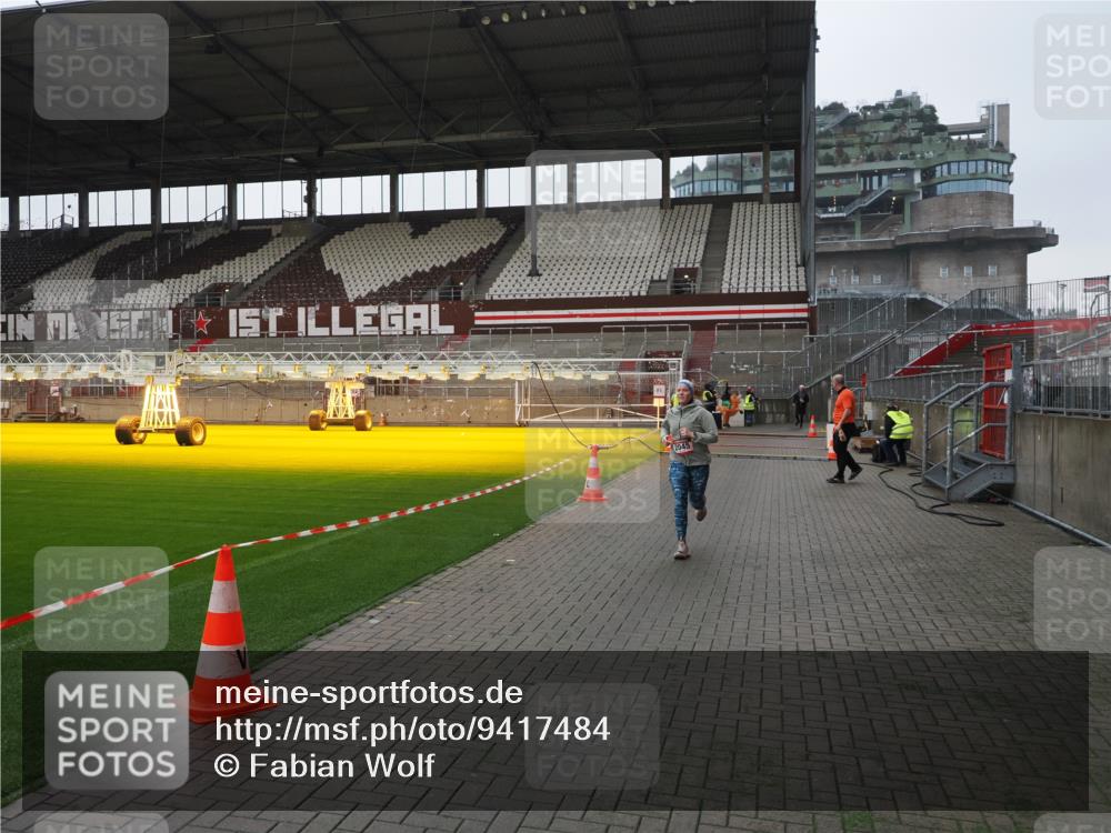 07.12.2025 - St. Pauli X-Mass-Run No. 15 Fabian Wolf http://msf.ph/oto/9417484 07.12.2025 11:18:21 Ziel 1325, 1348, 2045, 3201, 3304 meine-sportfotos.de