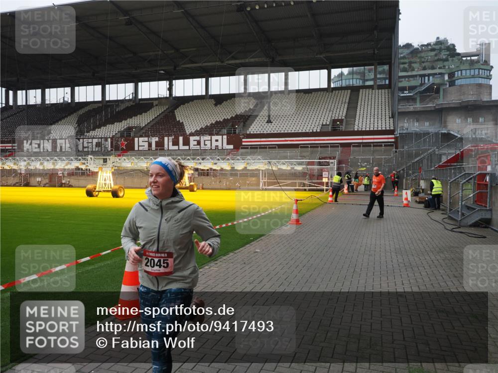 07.12.2025 - St. Pauli X-Mass-Run No. 15 Fabian Wolf http://msf.ph/oto/9417493 07.12.2025 11:18:23 Ziel 1348, 2045, 3201, 3304 meine-sportfotos.de