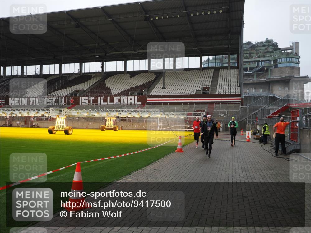 07.12.2025 - St. Pauli X-Mass-Run No. 15 Fabian Wolf http://msf.ph/oto/9417500 07.12.2025 11:18:31 Ziel 2045, 2918, 3138, 3158, 3304, 3634, 3636 meine-sportfotos.de