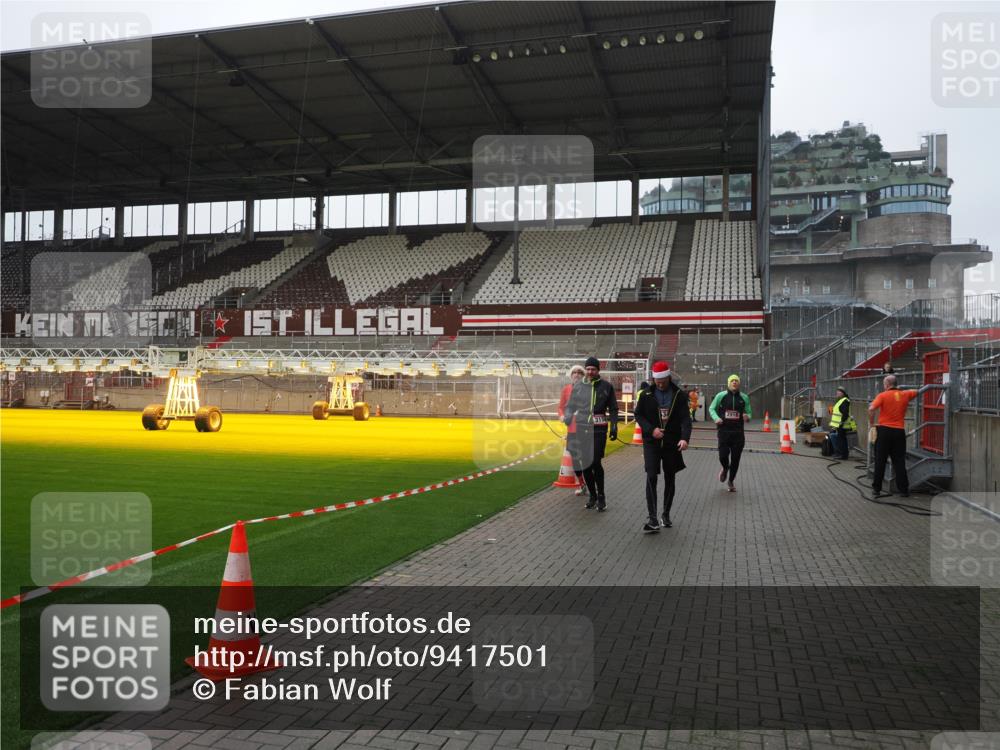 07.12.2025 - St. Pauli X-Mass-Run No. 15 Fabian Wolf http://msf.ph/oto/9417501 07.12.2025 11:18:32 Ziel 2045, 2918, 3138, 3158, 3304, 3634, 3636 meine-sportfotos.de
