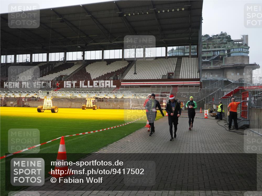 07.12.2025 - St. Pauli X-Mass-Run No. 15 Fabian Wolf http://msf.ph/oto/9417502 07.12.2025 11:18:32 Ziel 2045, 2918, 3138, 3158, 3304, 3634, 3636 meine-sportfotos.de