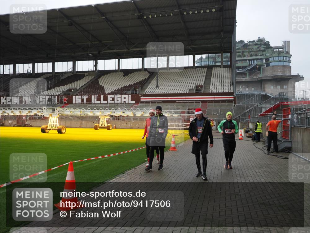 07.12.2025 - St. Pauli X-Mass-Run No. 15 Fabian Wolf http://msf.ph/oto/9417506 07.12.2025 11:18:33 Ziel 2045, 2918, 3138, 3158, 3304, 3634, 3636 meine-sportfotos.de