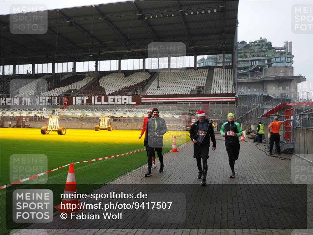 07.12.2025 - St. Pauli X-Mass-Run No. 15 Fabian Wolf http://msf.ph/oto/9417507 07.12.2025 11:18:34 Ziel 2045, 2918, 3138, 3158, 3304, 3634, 3636 meine-sportfotos.de
