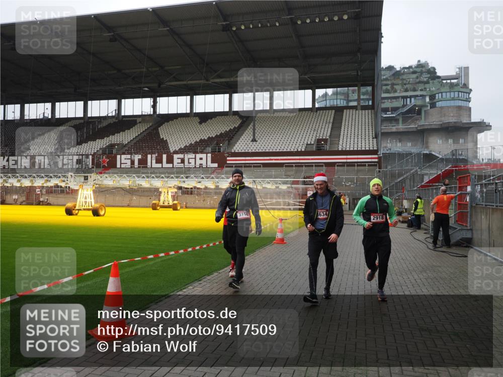 07.12.2025 - St. Pauli X-Mass-Run No. 15 Fabian Wolf http://msf.ph/oto/9417509 07.12.2025 11:18:34 Ziel 2045, 2918, 3138, 3158, 3304, 3634, 3636 meine-sportfotos.de