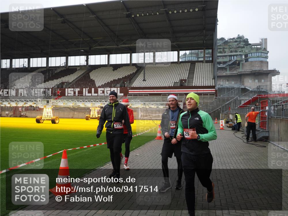 07.12.2025 - St. Pauli X-Mass-Run No. 15 Fabian Wolf http://msf.ph/oto/9417514 07.12.2025 11:18:35 Ziel 2045, 2918, 3138, 3158, 3304, 3634, 3636 meine-sportfotos.de