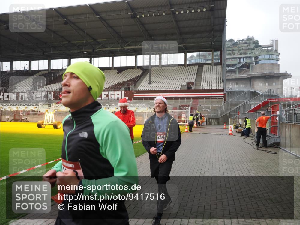 07.12.2025 - St. Pauli X-Mass-Run No. 15 Fabian Wolf http://msf.ph/oto/9417516 07.12.2025 11:18:36 Ziel 2045, 2918, 3138, 3158, 3634, 3636 meine-sportfotos.de