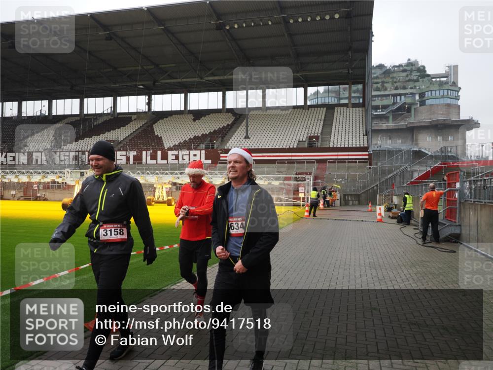 07.12.2025 - St. Pauli X-Mass-Run No. 15 Fabian Wolf http://msf.ph/oto/9417518 07.12.2025 11:18:36 Ziel 2045, 2918, 3138, 3158, 3634, 3636 meine-sportfotos.de