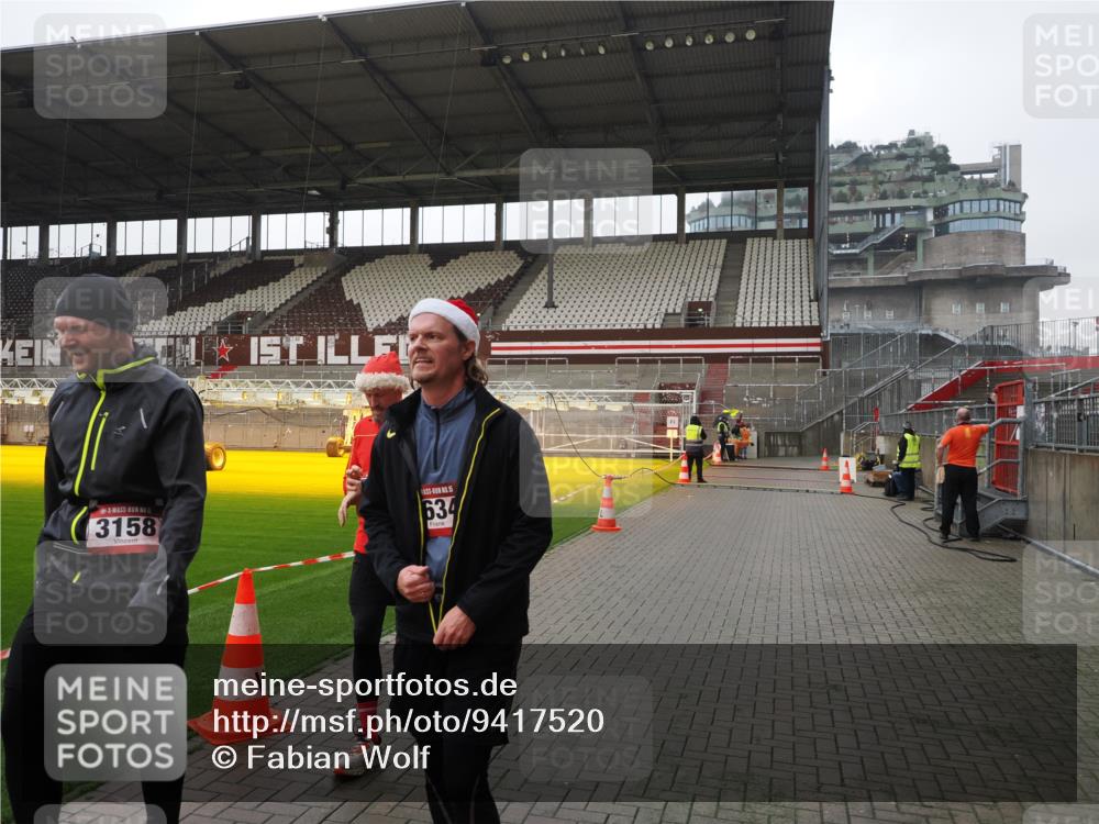 07.12.2025 - St. Pauli X-Mass-Run No. 15 Fabian Wolf http://msf.ph/oto/9417520 07.12.2025 11:18:37 Ziel 2918, 3138, 3158, 3634, 3636 meine-sportfotos.de