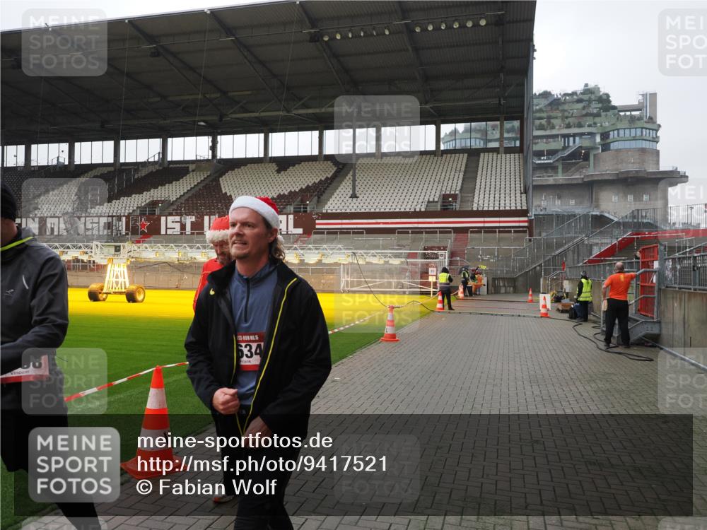 07.12.2025 - St. Pauli X-Mass-Run No. 15 Fabian Wolf http://msf.ph/oto/9417521 07.12.2025 11:18:37 Ziel 2918, 3138, 3158, 3634, 3636 meine-sportfotos.de