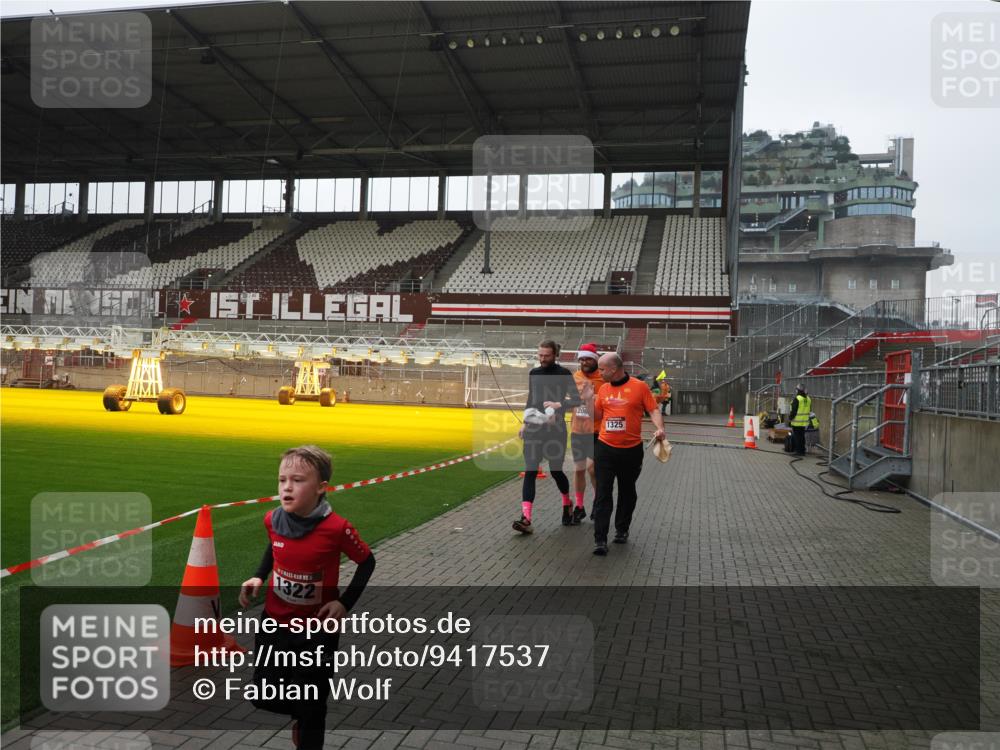 07.12.2025 - St. Pauli X-Mass-Run No. 15 Fabian Wolf http://msf.ph/oto/9417537 07.12.2025 11:18:55 Ziel 1109, 1322, 2064, 2067 meine-sportfotos.de