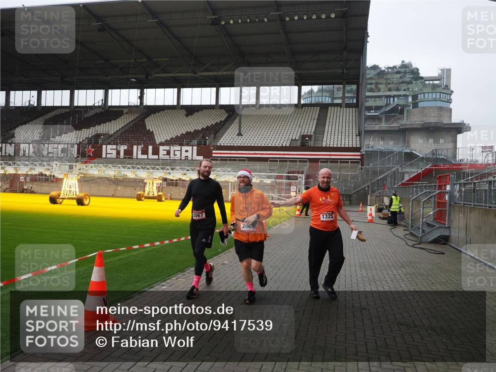 07.12.2025 - St. Pauli X-Mass-Run No. 15 Fabian Wolf http://msf.ph/oto/9417539 07.12.2025 11:18:57 Ziel 1109, 1322, 2064, 2067 meine-sportfotos.de