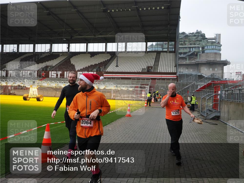 07.12.2025 - St. Pauli X-Mass-Run No. 15 Fabian Wolf http://msf.ph/oto/9417543 07.12.2025 11:18:58 Ziel 1109, 1322, 2064, 2067 meine-sportfotos.de
