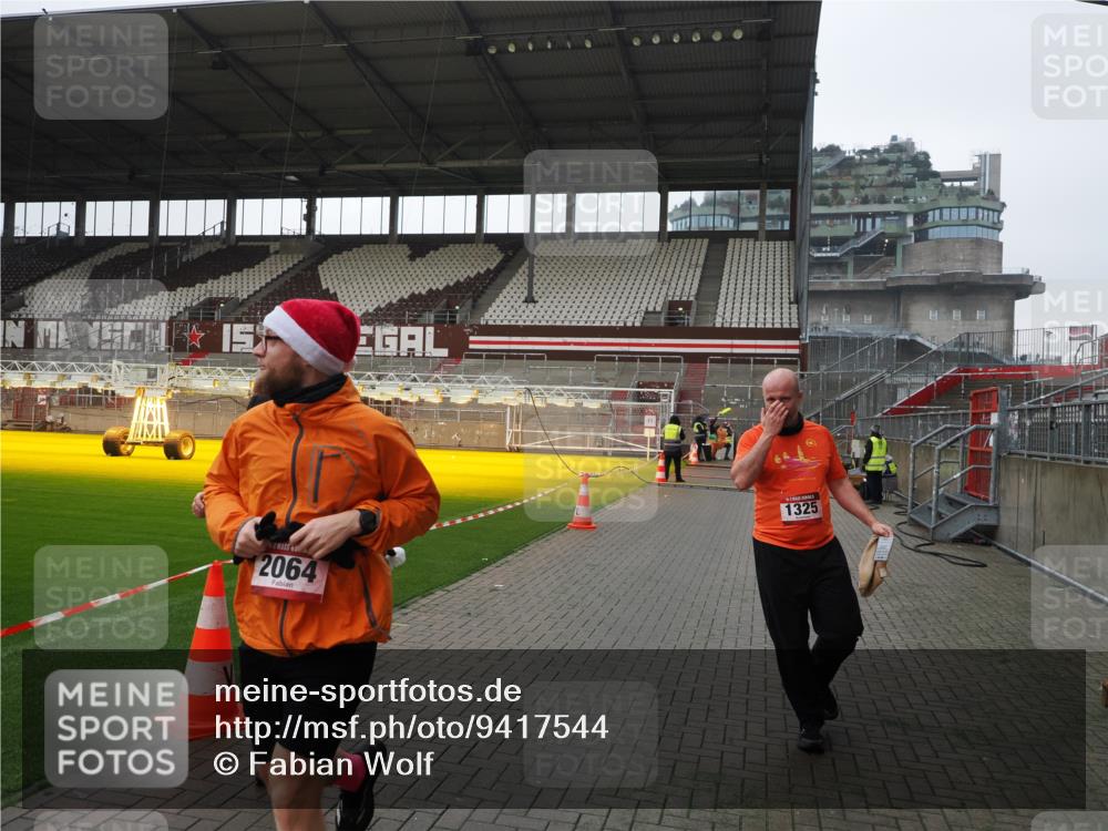 07.12.2025 - St. Pauli X-Mass-Run No. 15 Fabian Wolf http://msf.ph/oto/9417544 07.12.2025 11:18:58 Ziel 1109, 1322, 2064, 2067 meine-sportfotos.de