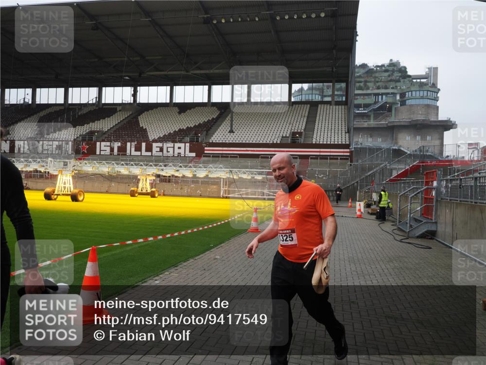 07.12.2025 - St. Pauli X-Mass-Run No. 15 Fabian Wolf http://msf.ph/oto/9417549 07.12.2025 11:18:59 Ziel 1109, 1322, 2064, 2067 meine-sportfotos.de