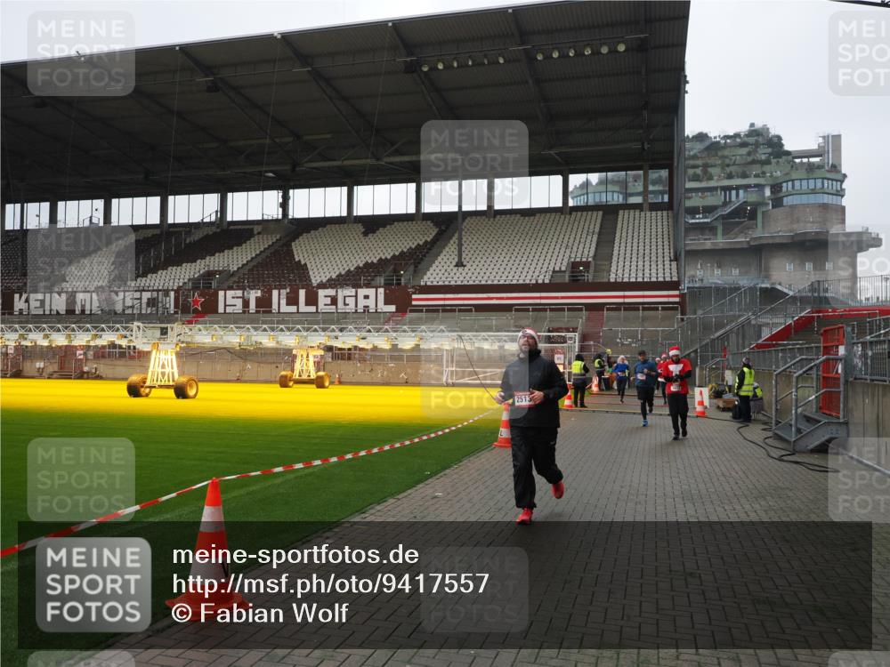 07.12.2025 - St. Pauli X-Mass-Run No. 15 Fabian Wolf http://msf.ph/oto/9417557 07.12.2025 11:19:08 Ziel 295, 302, 1617, 2064, 2067, 2597 meine-sportfotos.de
