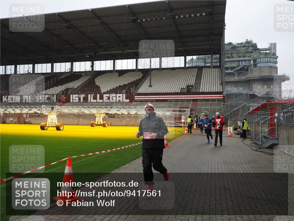 07.12.2025 - St. Pauli X-Mass-Run No. 15 Fabian Wolf http://msf.ph/oto/9417561 07.12.2025 11:19:09 Ziel 295, 302, 1617, 2064, 2067, 2597 meine-sportfotos.de