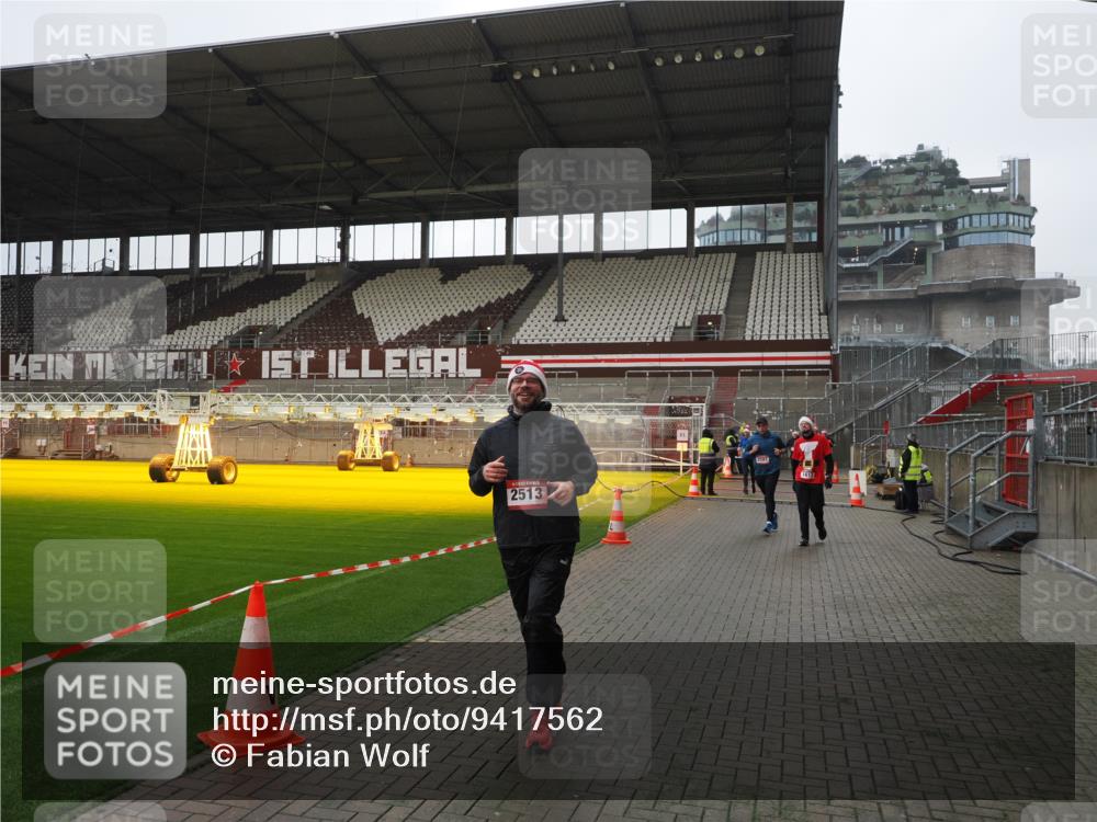 07.12.2025 - St. Pauli X-Mass-Run No. 15 Fabian Wolf http://msf.ph/oto/9417562 07.12.2025 11:19:09 Ziel 295, 302, 1617, 2064, 2067, 2597 meine-sportfotos.de