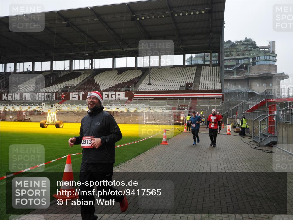 07.12.2025 - St. Pauli X-Mass-Run No. 15 Fabian Wolf http://msf.ph/oto/9417565 07.12.2025 11:19:09 Ziel 295, 302, 1617, 2064, 2067, 2597 meine-sportfotos.de