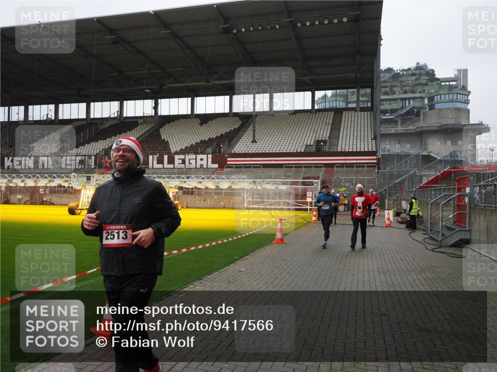 07.12.2025 - St. Pauli X-Mass-Run No. 15 Fabian Wolf http://msf.ph/oto/9417566 07.12.2025 11:19:10 Ziel 295, 302, 1617, 2064, 2067, 2597, 3205 meine-sportfotos.de