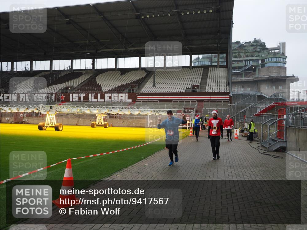 07.12.2025 - St. Pauli X-Mass-Run No. 15 Fabian Wolf http://msf.ph/oto/9417567 07.12.2025 11:19:11 Ziel 295, 302, 1617, 2597, 2788, 3205 meine-sportfotos.de
