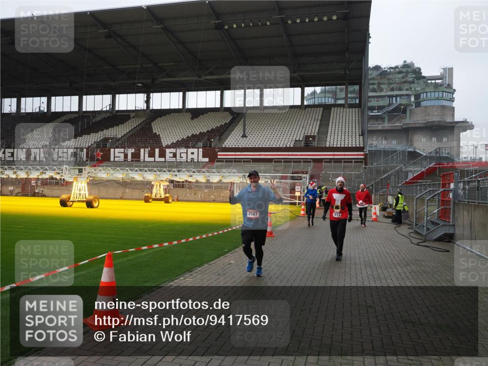 07.12.2025 - St. Pauli X-Mass-Run No. 15 Fabian Wolf http://msf.ph/oto/9417569 07.12.2025 11:19:11 Ziel 295, 302, 1617, 2597, 2788, 3205 meine-sportfotos.de