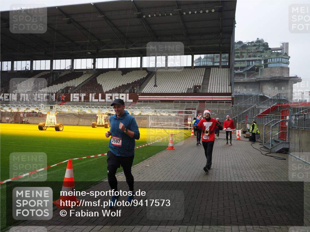 07.12.2025 - St. Pauli X-Mass-Run No. 15 Fabian Wolf http://msf.ph/oto/9417573 07.12.2025 11:19:12 Ziel 295, 302, 1617, 2597, 2788, 3205 meine-sportfotos.de