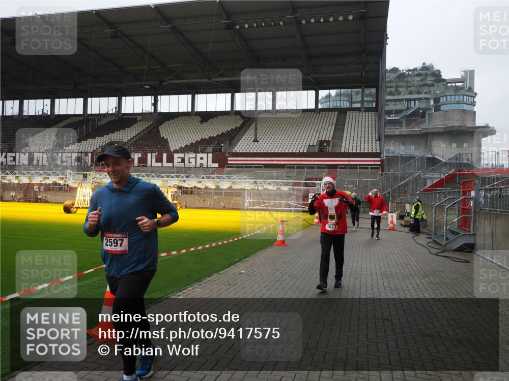 07.12.2025 - St. Pauli X-Mass-Run No. 15 Fabian Wolf http://msf.ph/oto/9417575 07.12.2025 11:19:12 Ziel 295, 302, 1617, 2597, 2788, 3205 meine-sportfotos.de
