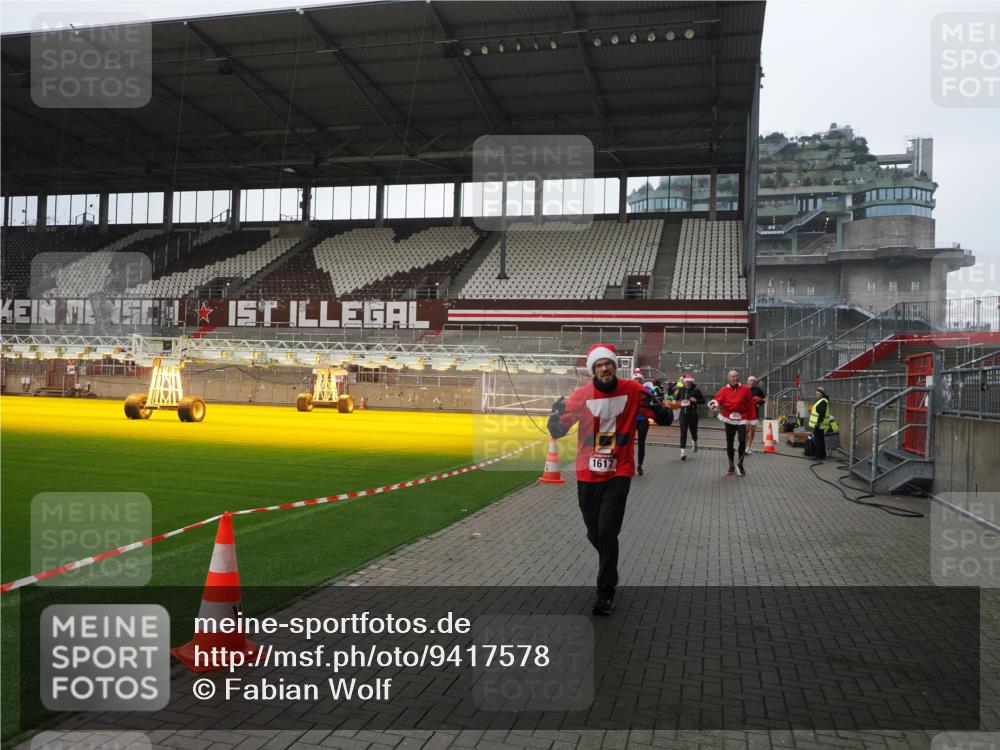 07.12.2025 - St. Pauli X-Mass-Run No. 15 Fabian Wolf http://msf.ph/oto/9417578 07.12.2025 11:19:13 Ziel 295, 302, 1617, 2597, 2788, 3205 meine-sportfotos.de