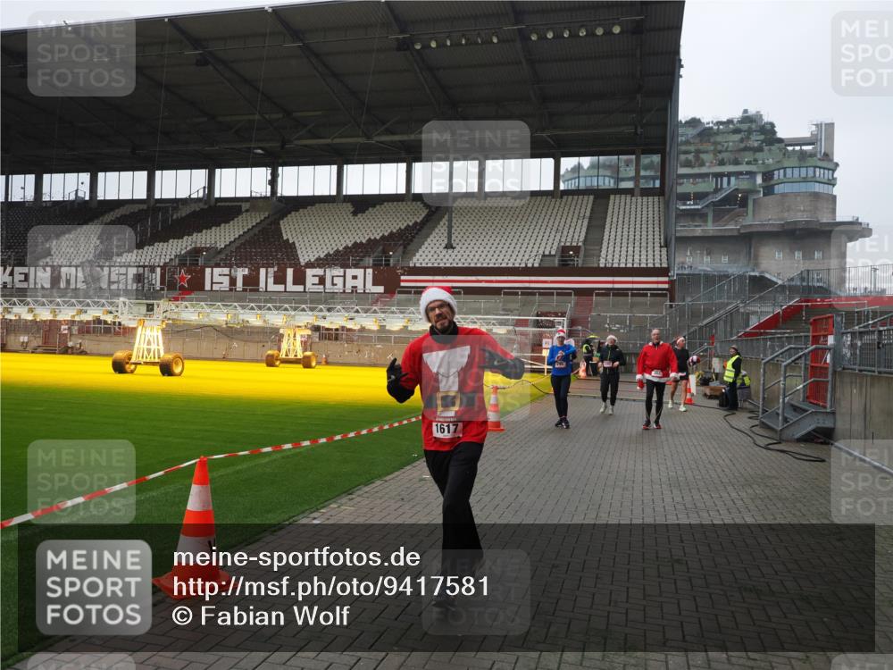 07.12.2025 - St. Pauli X-Mass-Run No. 15 Fabian Wolf http://msf.ph/oto/9417581 07.12.2025 11:19:14 Ziel 295, 302, 1617, 2597, 2788, 3205 meine-sportfotos.de