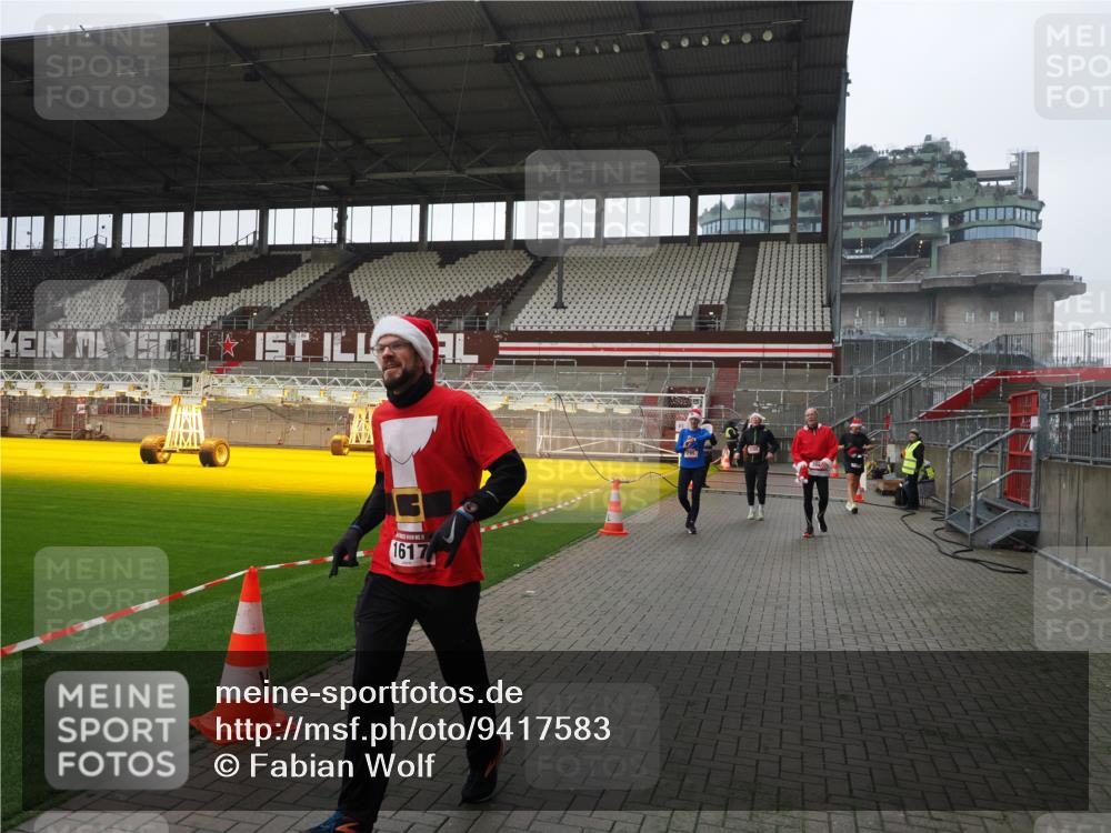 07.12.2025 - St. Pauli X-Mass-Run No. 15 Fabian Wolf http://msf.ph/oto/9417583 07.12.2025 11:19:14 Ziel 295, 302, 1617, 2597, 2788, 3205 meine-sportfotos.de