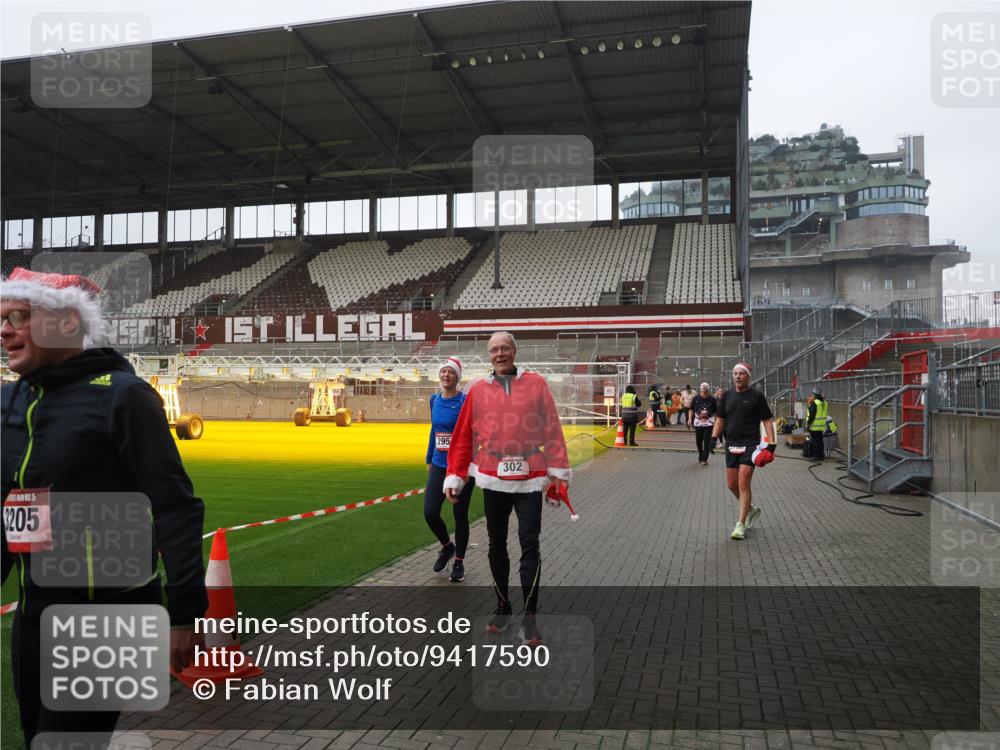 07.12.2025 - St. Pauli X-Mass-Run No. 15 Fabian Wolf http://msf.ph/oto/9417590 07.12.2025 11:19:23 Ziel 295, 302, 797, 1617, 2062, 2597, 2788, 3205 meine-sportfotos.de
