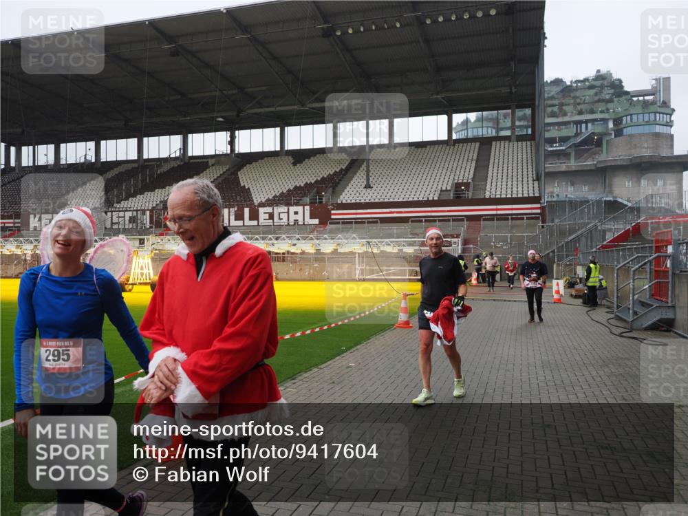 07.12.2025 - St. Pauli X-Mass-Run No. 15 Fabian Wolf http://msf.ph/oto/9417604 07.12.2025 11:19:26 Ziel 295, 302, 797, 1563, 2062, 2597, 2788, 3205 meine-sportfotos.de