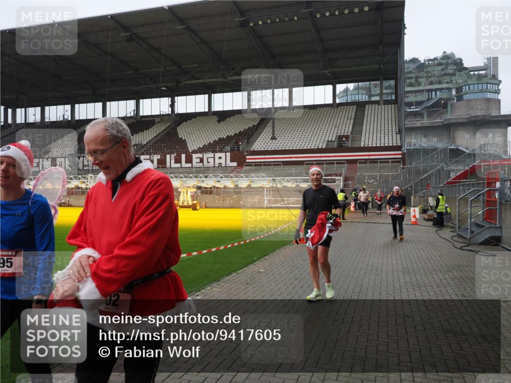 07.12.2025 - St. Pauli X-Mass-Run No. 15 Fabian Wolf http://msf.ph/oto/9417605 07.12.2025 11:19:26 Ziel 295, 302, 797, 1563, 2062, 2597, 2788, 3205 meine-sportfotos.de