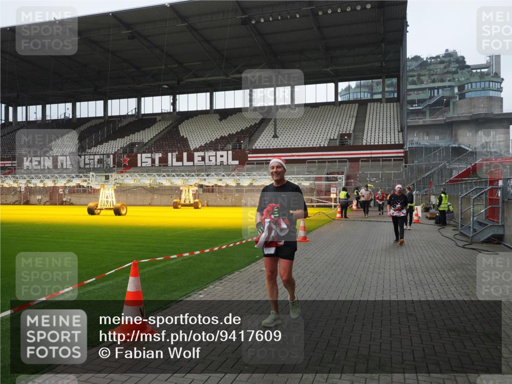 07.12.2025 - St. Pauli X-Mass-Run No. 15 Fabian Wolf http://msf.ph/oto/9417609 07.12.2025 11:19:27 Ziel 295, 302, 367, 373, 797, 1563, 2062, 2788, 3205 meine-sportfotos.de