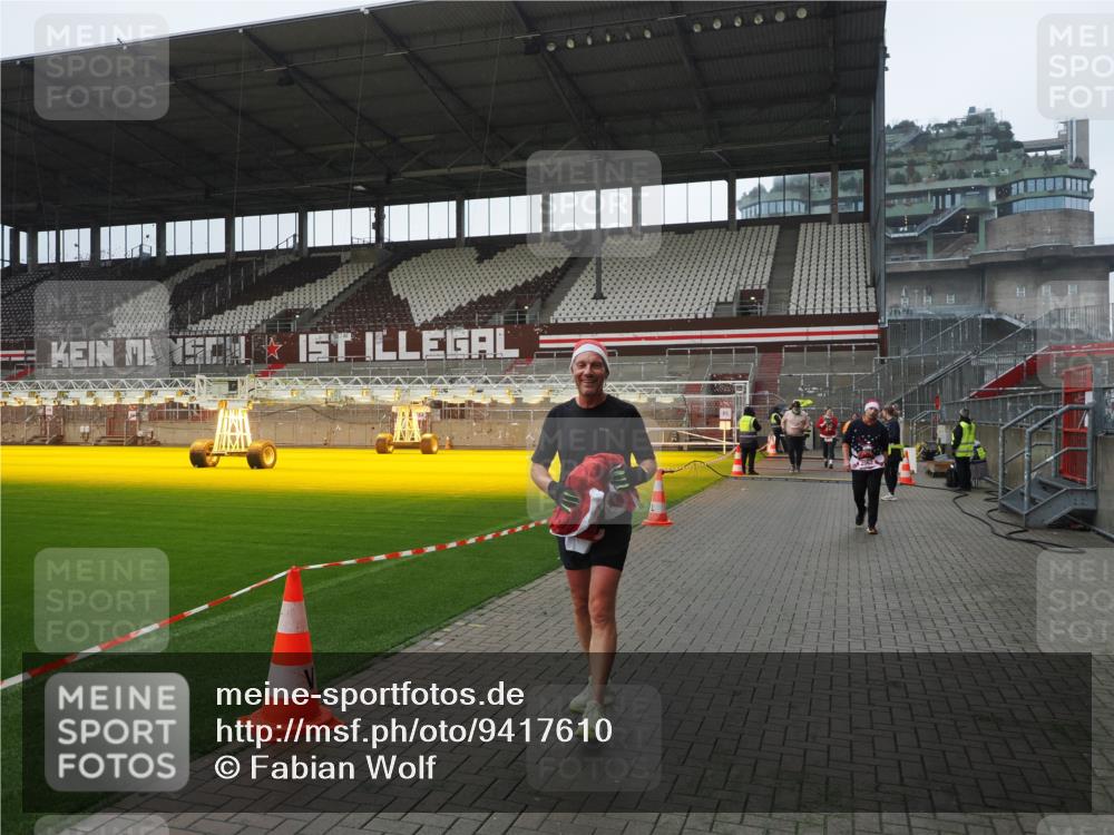 07.12.2025 - St. Pauli X-Mass-Run No. 15 Fabian Wolf http://msf.ph/oto/9417610 07.12.2025 11:19:27 Ziel 295, 302, 367, 373, 797, 1563, 2062, 2788, 3205 meine-sportfotos.de