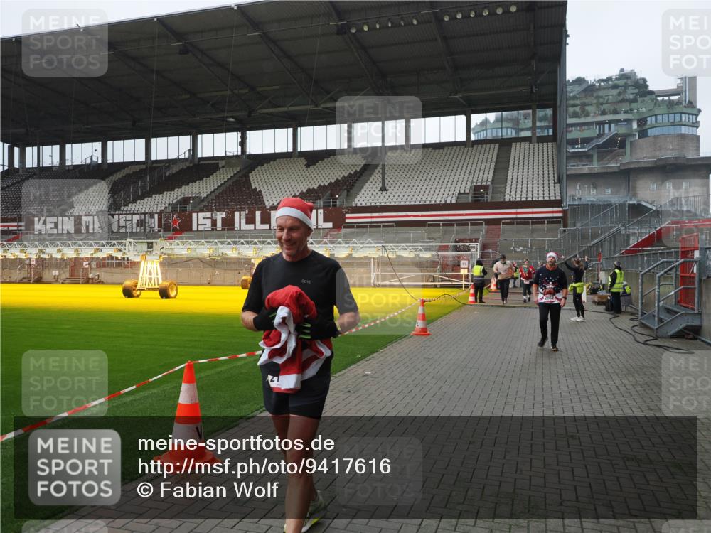 07.12.2025 - St. Pauli X-Mass-Run No. 15 Fabian Wolf http://msf.ph/oto/9417616 07.12.2025 11:19:29 Ziel 367, 373, 797, 1563, 2062, 2788, 3205 meine-sportfotos.de