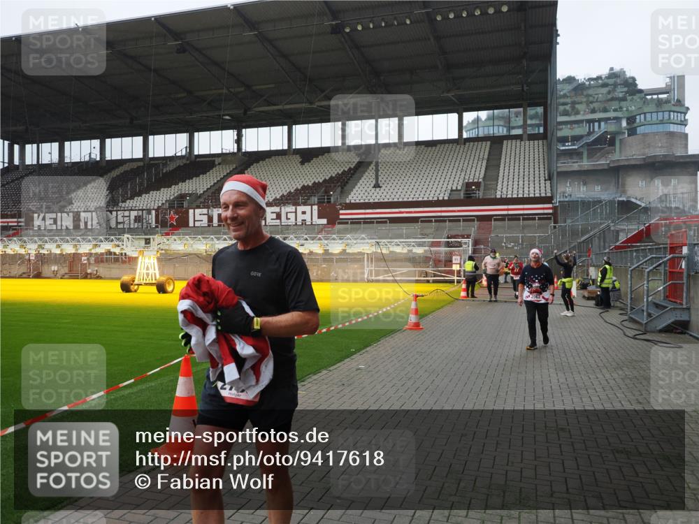 07.12.2025 - St. Pauli X-Mass-Run No. 15 Fabian Wolf http://msf.ph/oto/9417618 07.12.2025 11:19:29 Ziel 367, 373, 797, 1563, 2062, 2788, 3205 meine-sportfotos.de