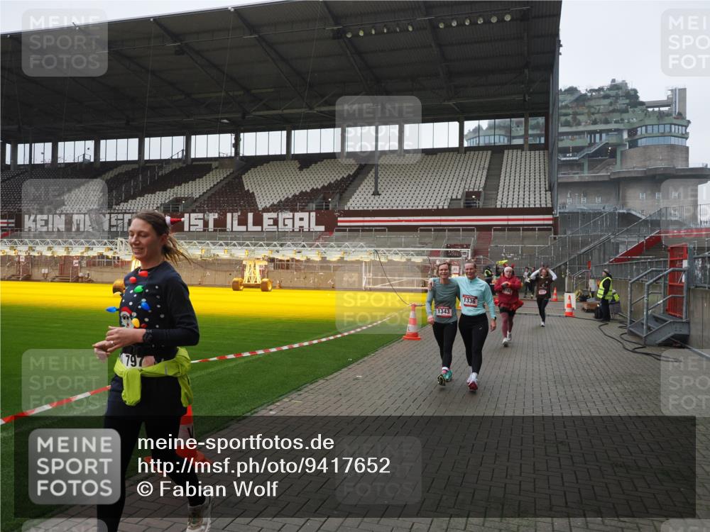 07.12.2025 - St. Pauli X-Mass-Run No. 15 Fabian Wolf http://msf.ph/oto/9417652 07.12.2025 11:19:43 Ziel 367, 373, 1336, 1343, 1563, 2217, 3160, 3822, 3823 meine-sportfotos.de